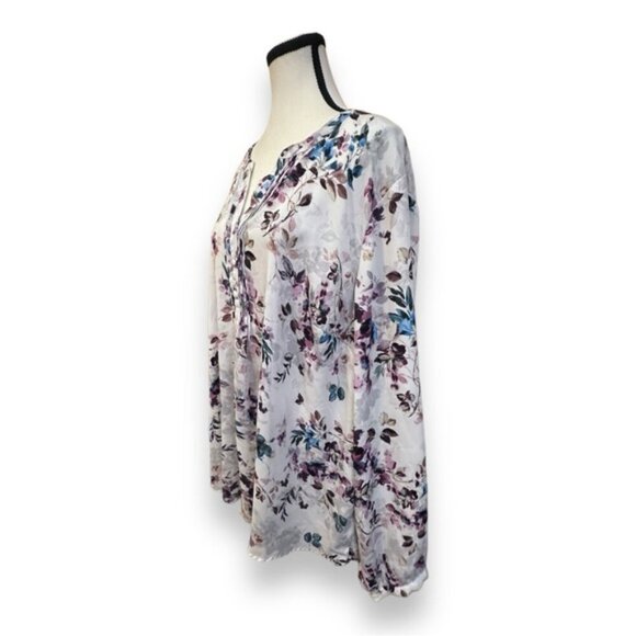 Women’s torrid 3 Cool Toned Floral White Georgette Pintuck Button-Front Blouse - Picture 3 of 16